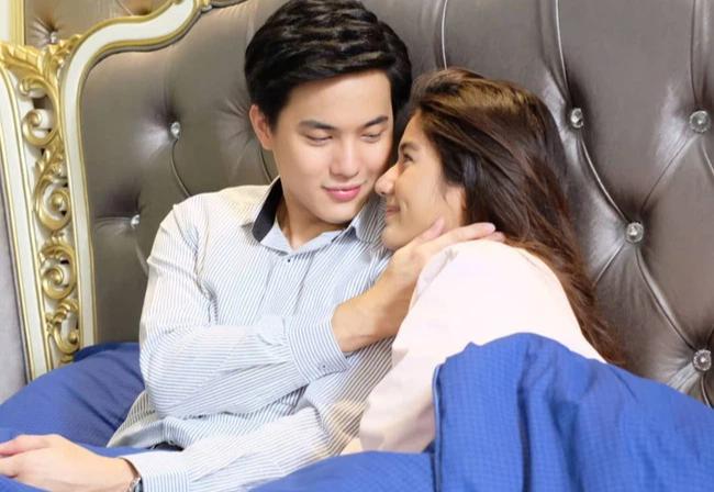 Đứng hình thỏi son lạ trên xe chồng, cô vợ chờ đợi và bật ngửa-2