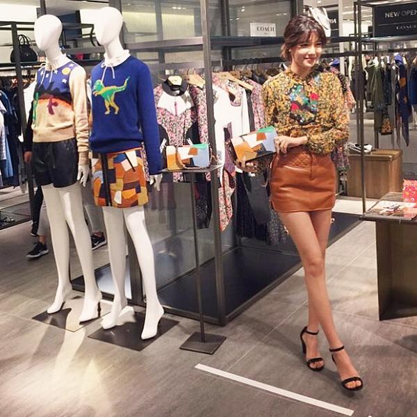 Dường như đôi chân của Sooyoung cũng thon gọn chẳng kém chân mannequin bên cạnh