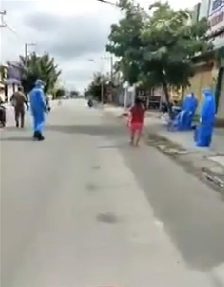 Clip: Gần chục cán bộ truy đuổi F0 định chuồn khỏi điểm xét nghiệm-3