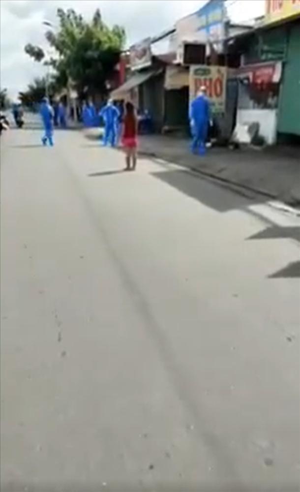 Clip: Gần chục cán bộ truy đuổi F0 định chuồn khỏi điểm xét nghiệm-5