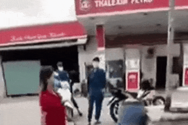 Clip: Gần chục cán bộ truy đuổi F0 định chuồn khỏi điểm xét nghiệm-4