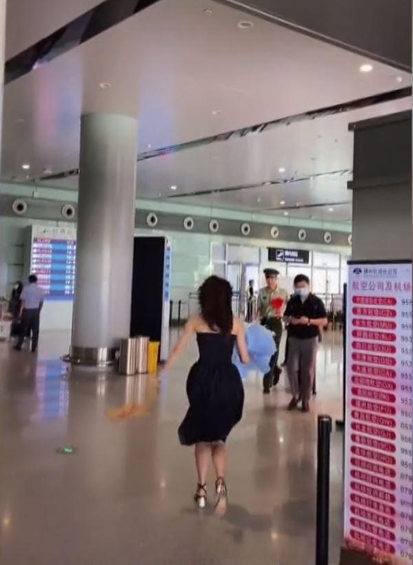 Cô gái phấn khích chạy đến chào đón hôn phu xuất ngũ-1