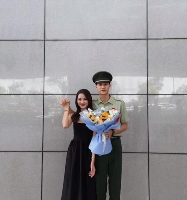 Cô gái phấn khích chạy đến chào đón hôn phu xuất ngũ-3