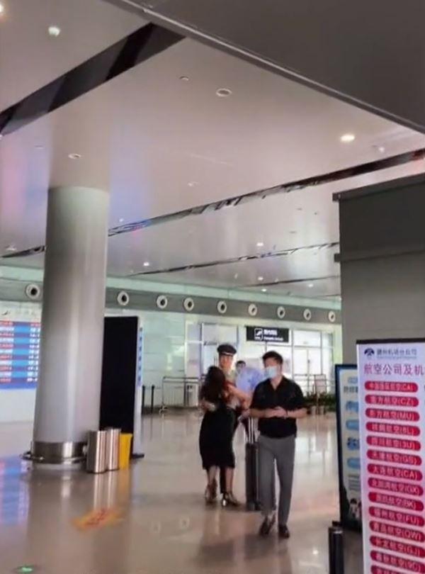 Cô gái phấn khích chạy đến chào đón hôn phu xuất ngũ-2