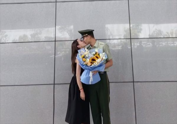 Cô gái phấn khích chạy đến chào đón hôn phu xuất ngũ-4