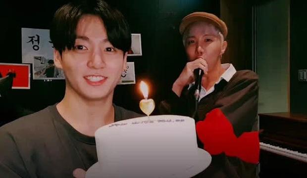 Nhân sinh nhật 136 của BTS cậu út tặng fan ca khúc tự sáng tác ngọt sún  răng