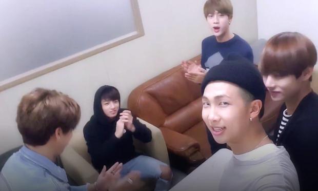 BTS tặng gì cho Jungkook năm 18 tuổi?-5