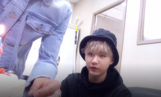 BTS tặng gì cho Jungkook năm 18 tuổi?-6