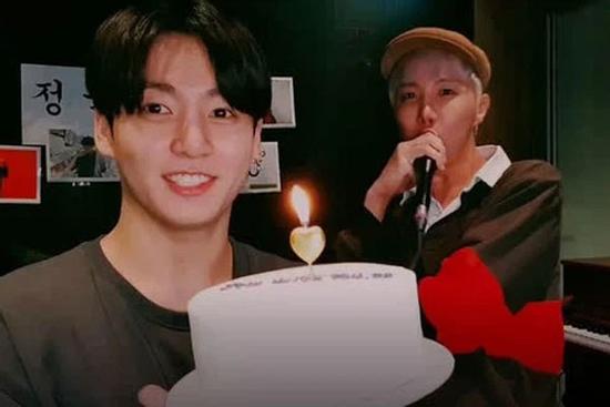 BTS tặng gì cho Jungkook năm 18 tuổi?