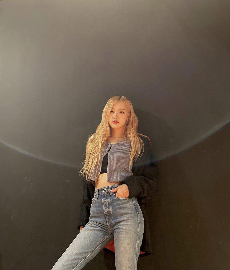 Mix đồ với quần jeans phá cách như Rosé, Lisa BLACKPINK-5