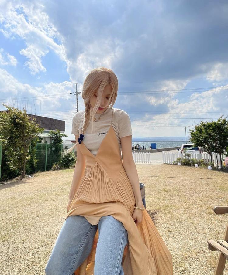 Mix đồ với quần jeans phá cách như Rosé, Lisa BLACKPINK-1