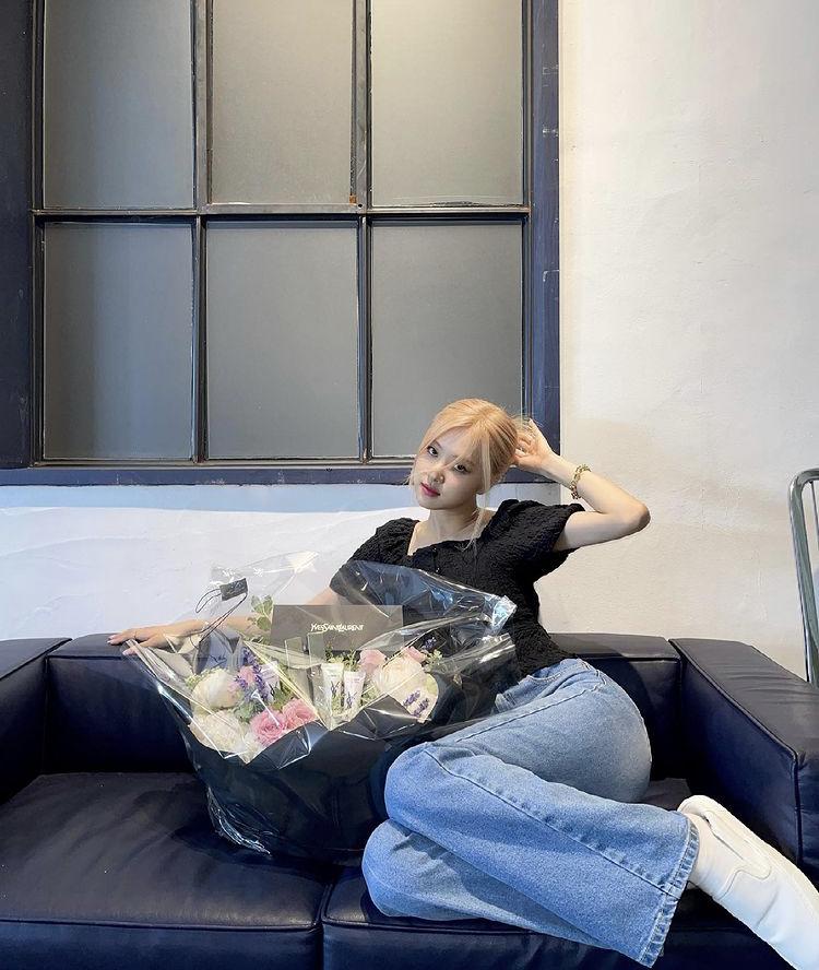 Mix đồ với quần jeans phá cách như Rosé, Lisa BLACKPINK-3