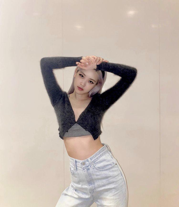 Mix đồ với quần jeans phá cách như Rosé, Lisa BLACKPINK-4