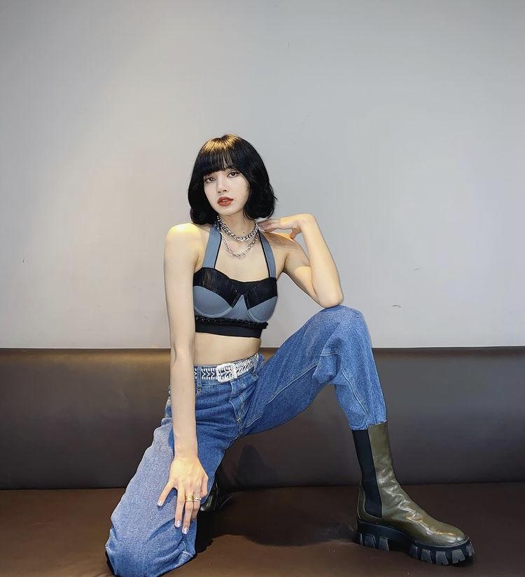 Mix đồ với quần jeans phá cách như Rosé, Lisa BLACKPINK-8