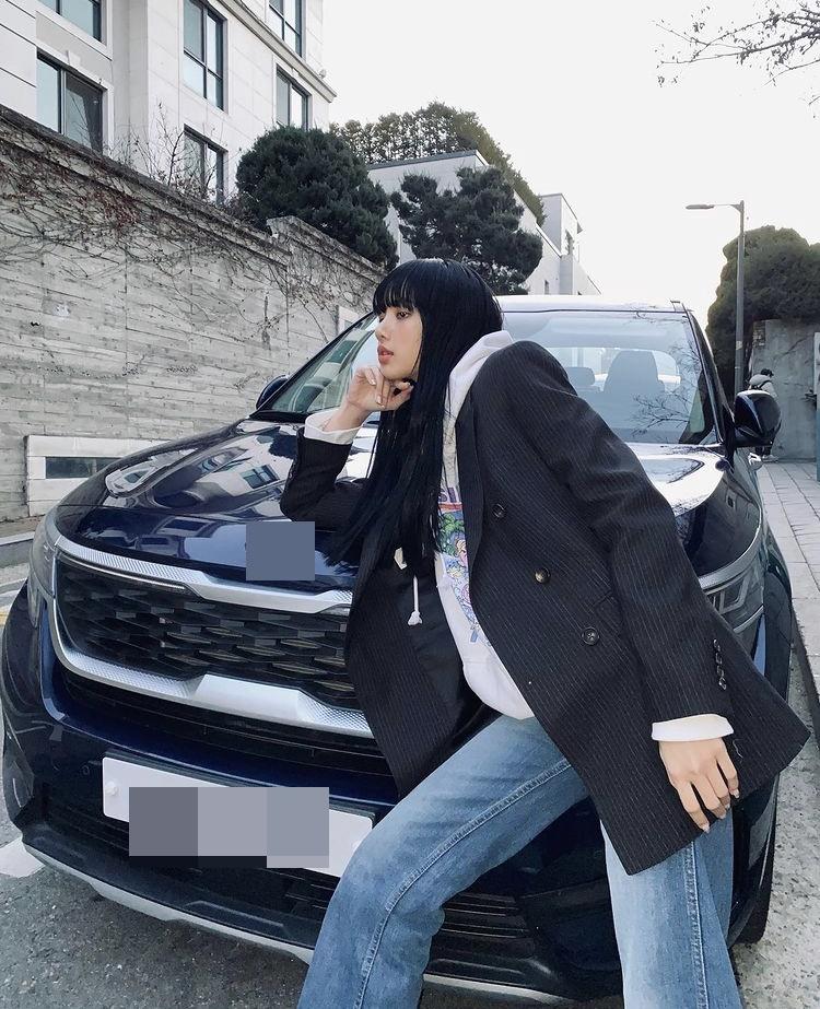 Mix đồ với quần jeans phá cách như Rosé, Lisa BLACKPINK-7