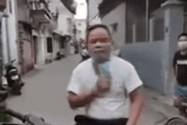 Ông chú say xỉn, mắng chửi tổ trực chốt, hất đổ cả rào chắn-2