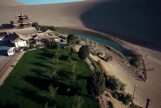 Hồ nước hình mặt trăng giữa sa mạc ở Trung Quốc