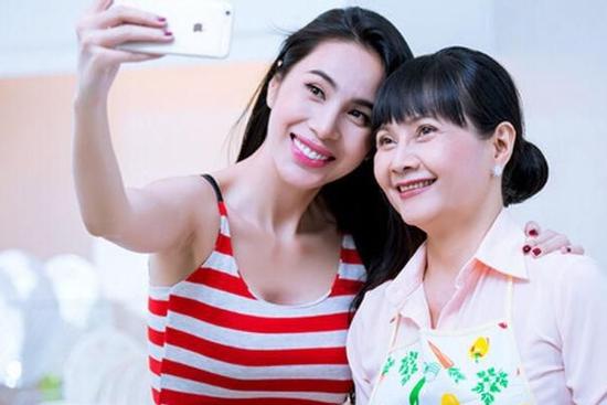 Mẹ ruột Thủy Tiên có động thái khi con gái bị tố ăn chặn từ thiện