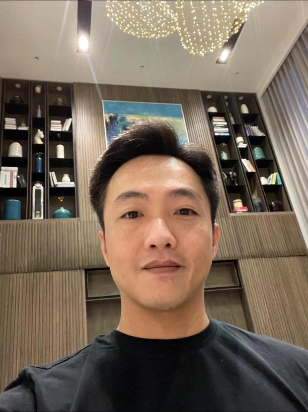 Đàm Thu Trang lại trổ tài cắt tóc cho chồng, tay nghề lên cao vút-1