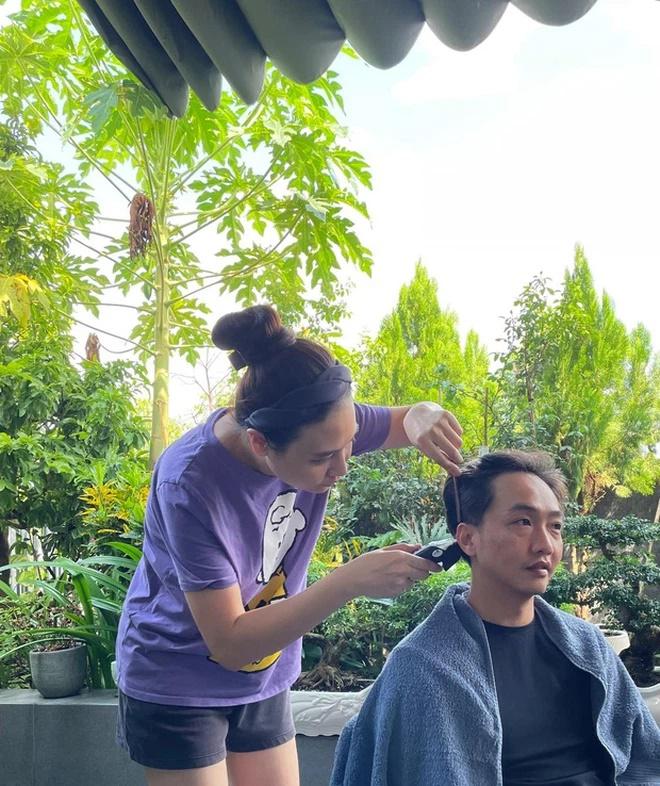 Đàm Thu Trang lại trổ tài cắt tóc cho chồng, tay nghề lên cao vút-3