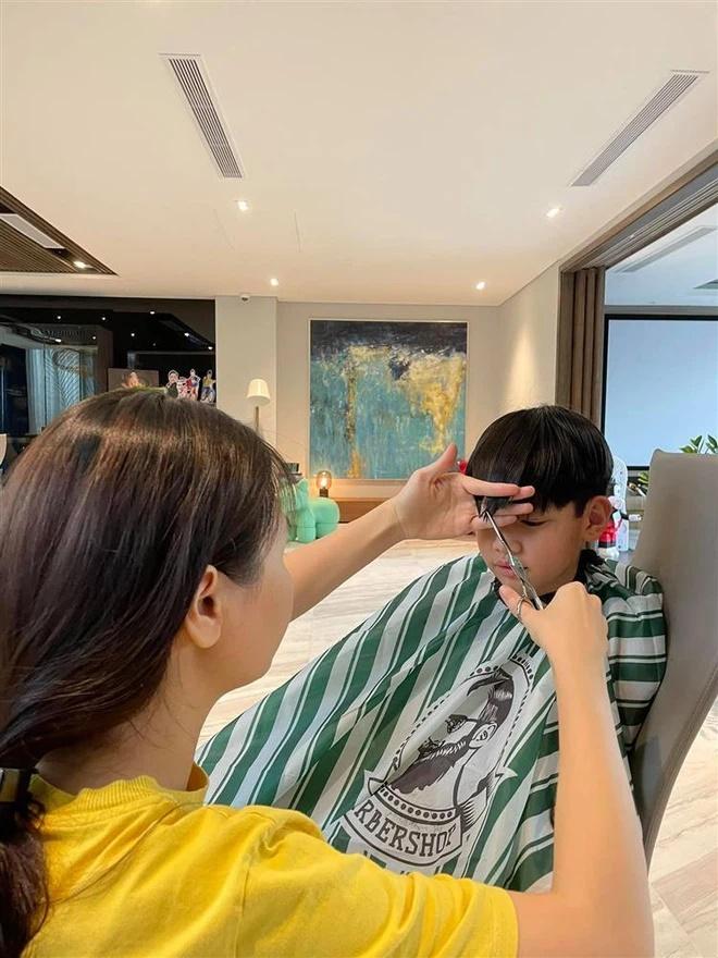 Đàm Thu Trang lại trổ tài cắt tóc cho chồng, tay nghề lên cao vút-5