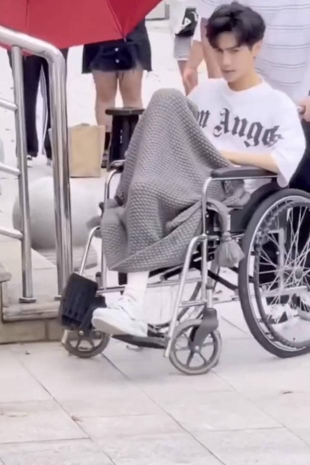 La Vân Hi ngồi xe lăn, gầy rộc đến mức gây sốc vì như cụ già 80 tuổi-3