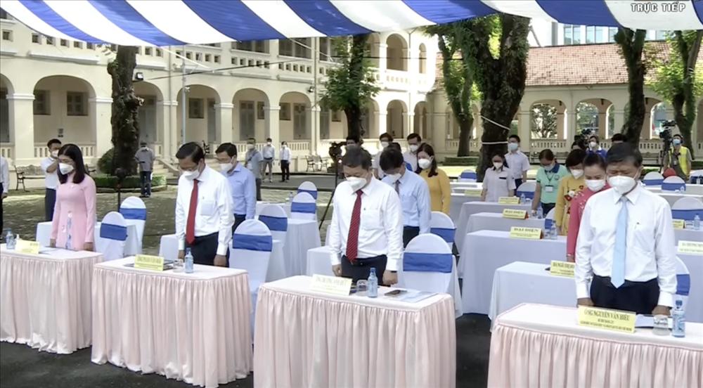 TP.HCM: Lễ khai giảng dành 1 phút mặc niệm người tử vong vì Covid-19-1