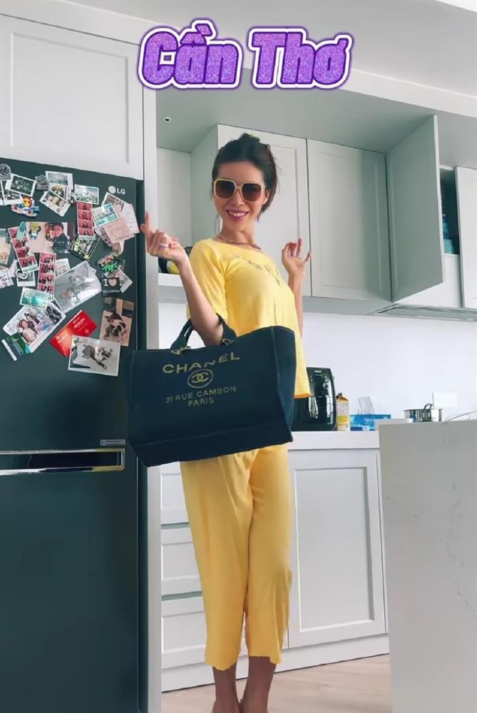 Minh Tú mặc gì khi đi du lịch các thành phố lớn ở Việt Nam khi hết dịch-6