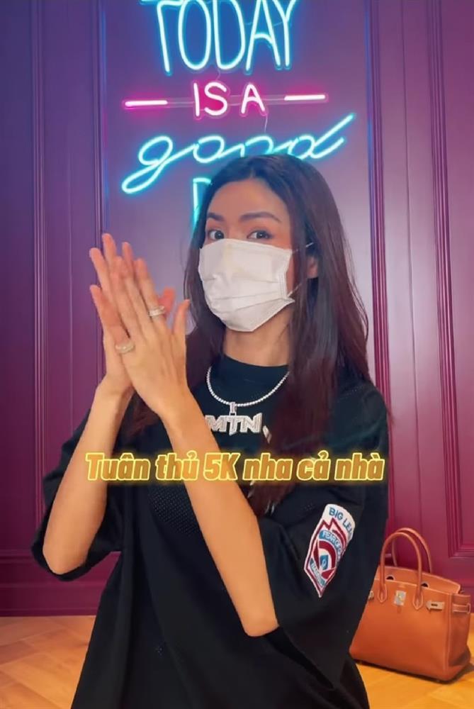 Minh Tú mặc gì khi đi du lịch các thành phố lớn ở Việt Nam khi hết dịch-7