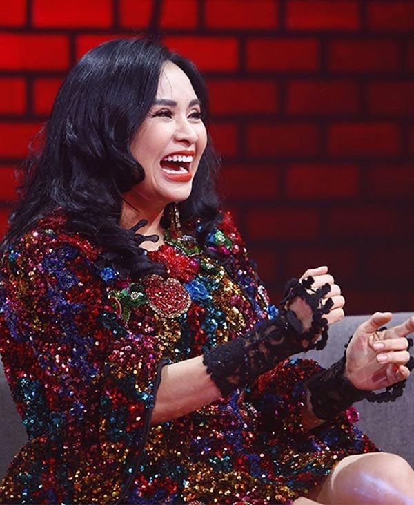 Nữ diva 6X rất thích kết hợp trang phục với phụ kiện găng tay một cách khó hiểu.