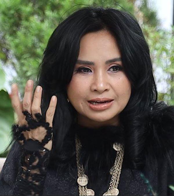 Dù là mùa hè hay mùa đông, Thanh Lam vẫn không chịu rời chiếc găng tay ren xỏ ngón.