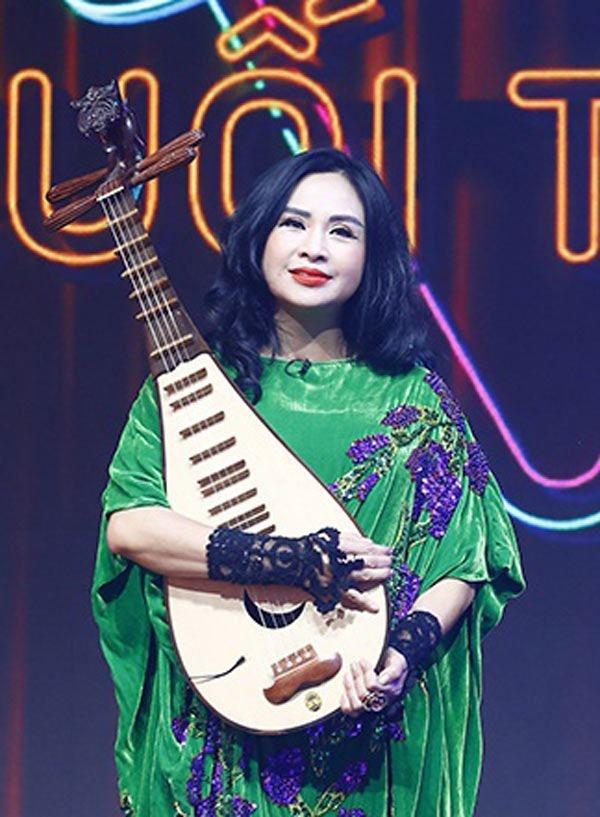 Thế nhưng có một món đồ "bất di bất dịch" mà cô luôn mang bên người mỗi khi xuất hiện trên sân khấu.