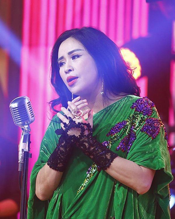 Cô chịu khó F5 diện mạo với loạt trang phục trẻ trung, năng động.