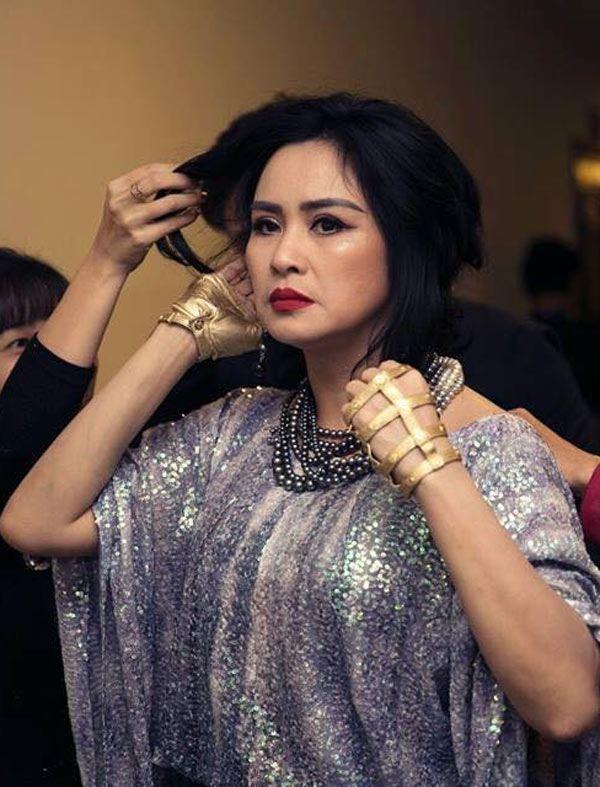 Dường như đây là item tạo nên phong cách thời trang của diva Thanh Lam.