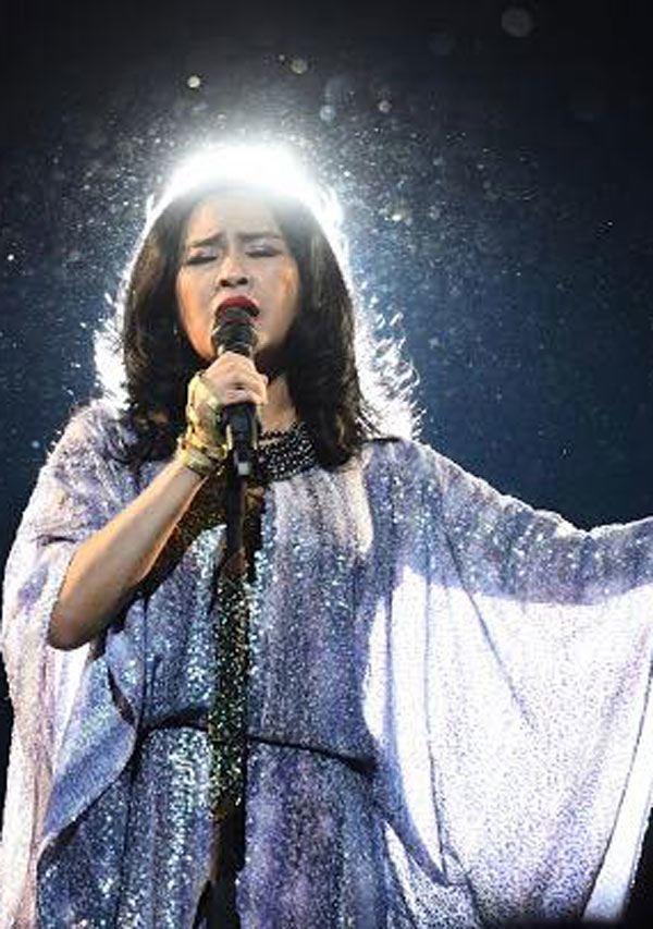 Ngoài ra, cô còn cực kì chuộng các bộ đồ có thiết kế cánh dơi, tay rộng thênh thang.