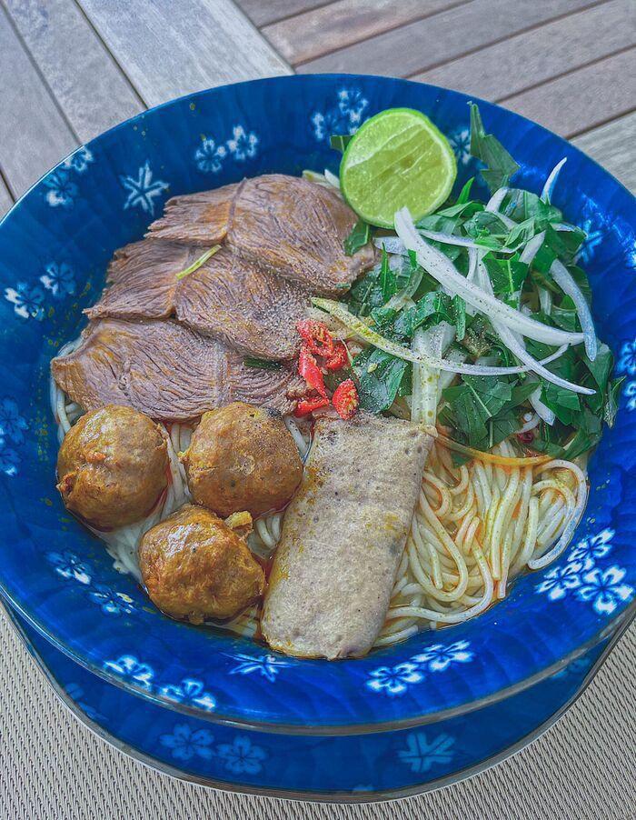 Đỉnh như Lan Khuê, thiếu gia vị mà vẫn nấu tô Bún bò Huế chất lượng-3