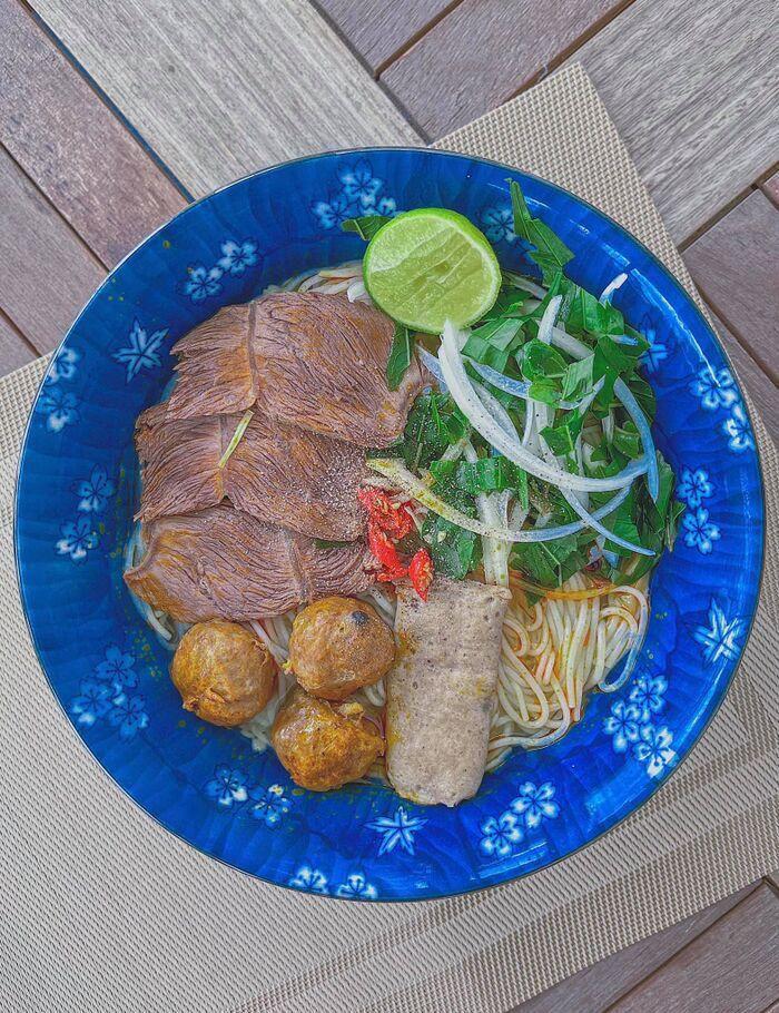 Đỉnh như Lan Khuê, thiếu gia vị mà vẫn nấu tô Bún bò Huế chất lượng-4