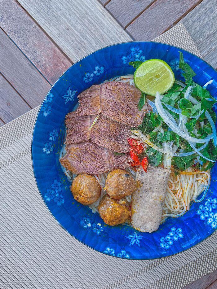 Đỉnh như Lan Khuê, thiếu gia vị mà vẫn nấu tô Bún bò Huế chất lượng-5