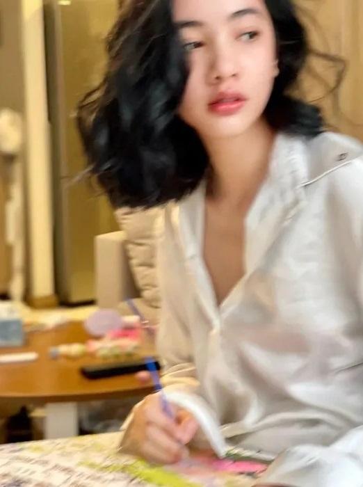 Cẩm Đan mặc như cởi sau tin đồn chia tay chồng cũ Lệ Quyên-2