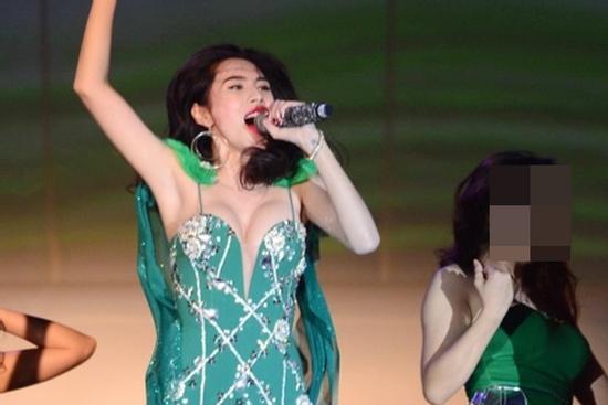 Giữa ồn ào ăn chặn tiền từ thiện, Thủy Tiên bị đào clip 'bốc lửa'