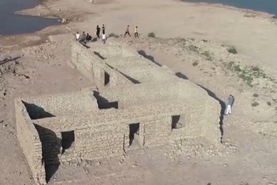 Ngôi làng ở Iraq tái xuất sau 36 năm do mực nước hồ giảm