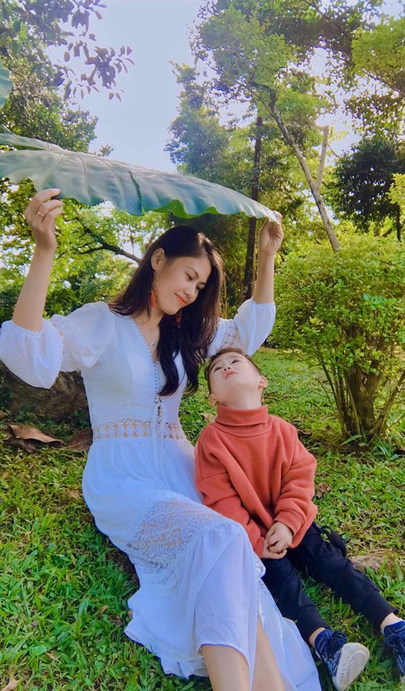 Chiến sĩ rơi nước mắt nhìn vợ chuẩn bị sinh mà không thể về vì dịch-2