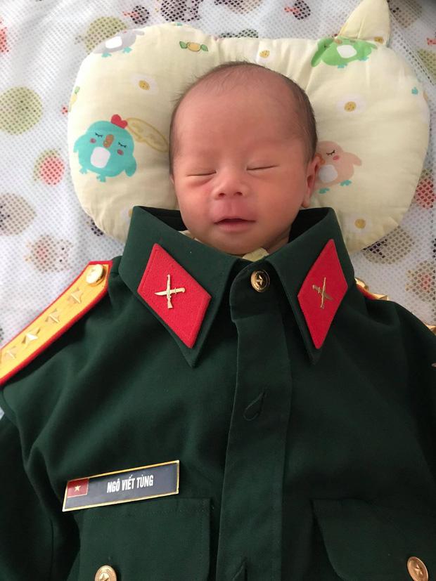 Chiến sĩ rơi nước mắt nhìn vợ chuẩn bị sinh mà không thể về vì dịch-5