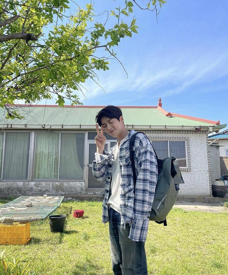 Nam thần Hometown Cha-Cha-Cha cân đẹp mọi style từ CEO đến trai quê-4