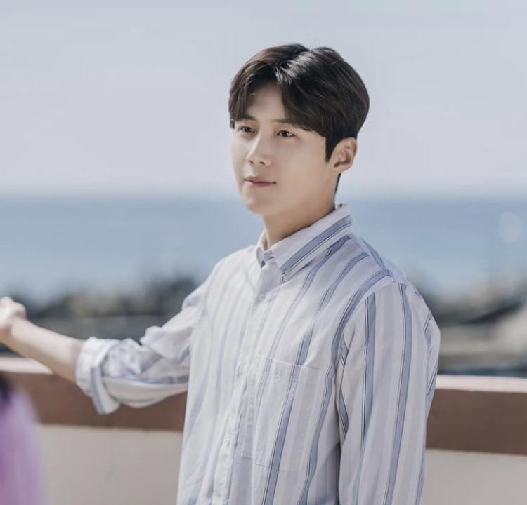 Nam thần Hometown Cha-Cha-Cha cân đẹp mọi style từ CEO đến trai quê-8