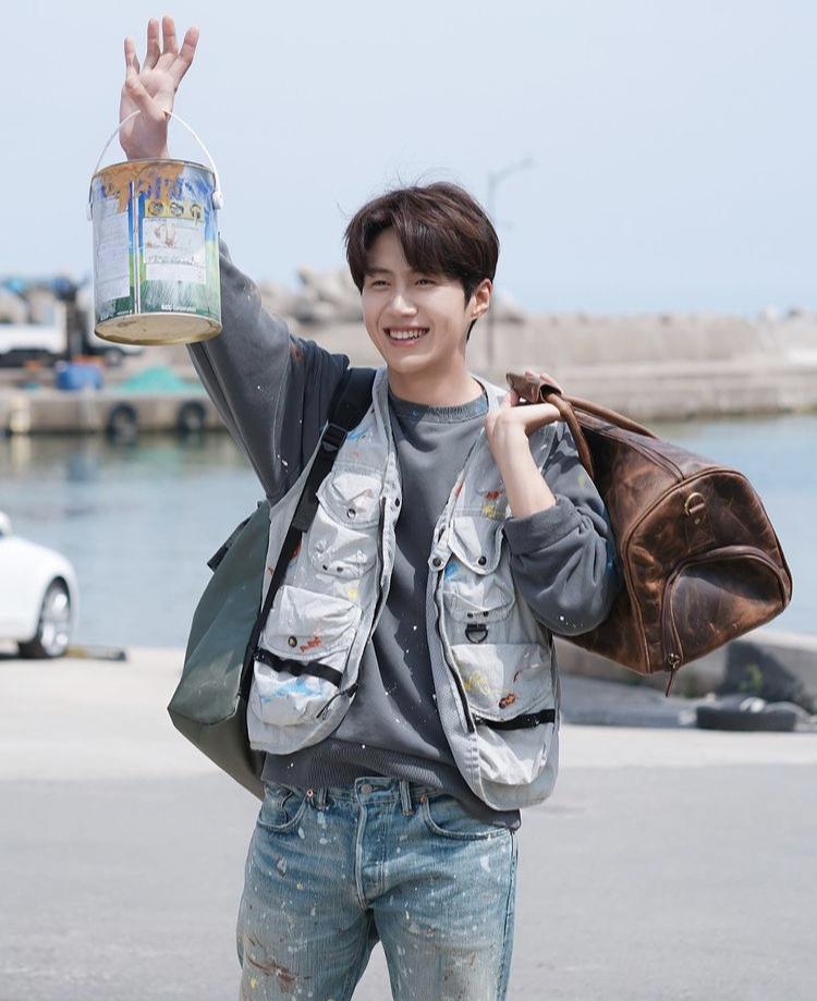 Nam thần Hometown Cha-Cha-Cha cân đẹp mọi style từ CEO đến trai quê-7