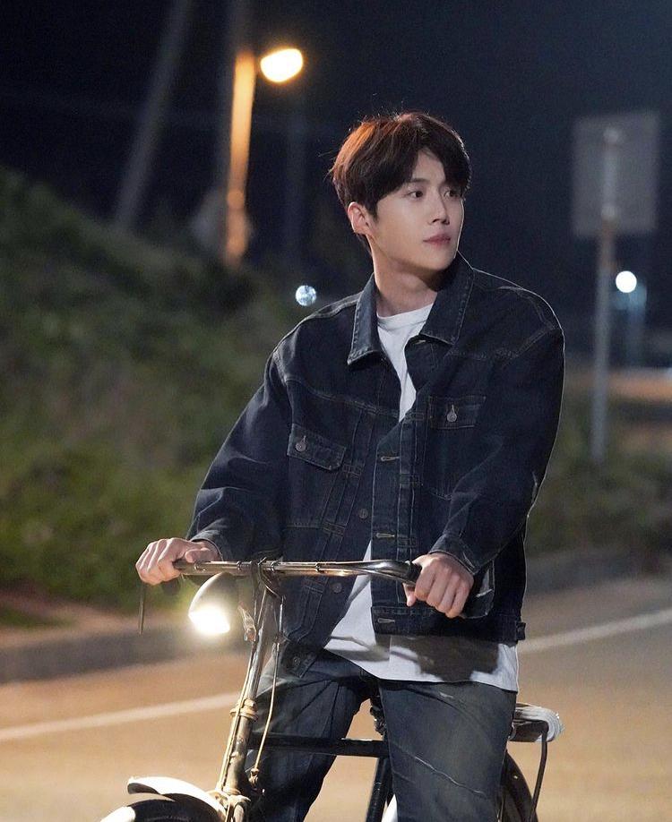 Nam thần Hometown Cha-Cha-Cha cân đẹp mọi style từ CEO đến trai quê-6