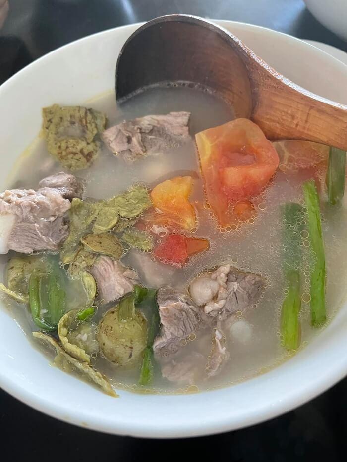 Mai Phương Thúy nấu bữa tối canh sườn sấu chua và chả lá lốt-3