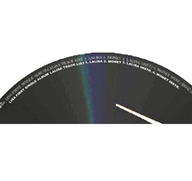 Lisa (BLACKPINK) tung tracklist album solo, fan giả bộ bất ngờ!-2