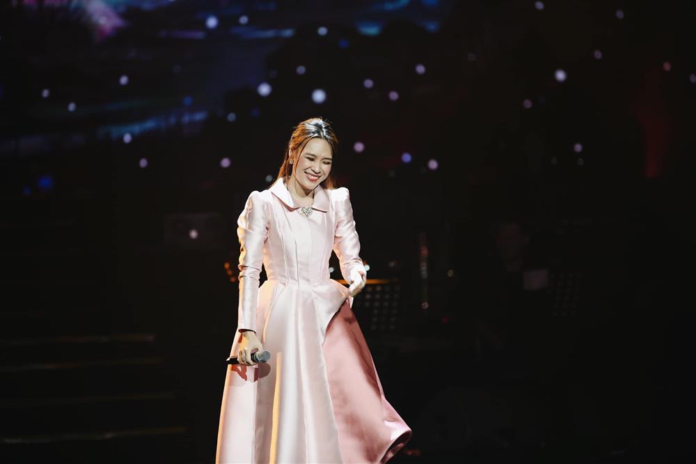 Clip Mỹ Tâm bất cần quăng mic để quẩy vũ đạo khó nhằn-1